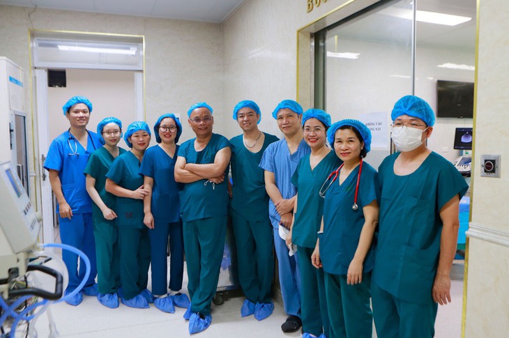 Đặt máy tạo nhịp tim cứu sống bệnh nhi mắc tim bẩm sinh ngay trong phòng sinh - Ảnh 1.