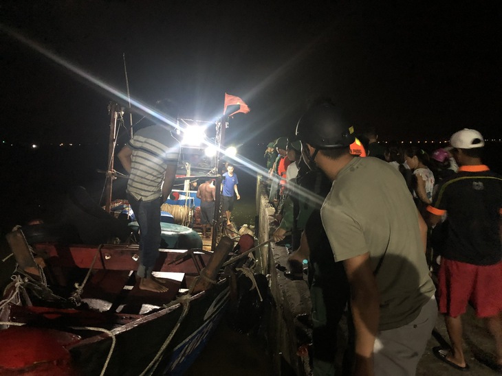 Tàu cá bốc cháy dữ dội trong đêm, 12 ngư dân thoát nạn - Ảnh 1.