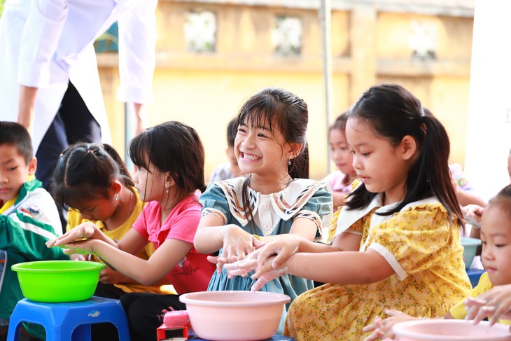 Đoàn thanh niên Bộ Y tế khám bệnh miễn phí và tặng quà cho trẻ em tại Tuyên Quang - Ảnh 4. Đoàn thanh niên Bộ Y tế khám bệnh miễn phí và tặng quà cho trẻ em tại Tuyên Quang - Ảnh 4.