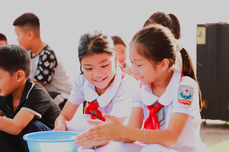 Đoàn thanh niên Bộ Y tế khám bệnh miễn phí và tặng quà cho trẻ em tại Tuyên Quang - Ảnh 18. Đoàn thanh niên Bộ Y tế khám bệnh miễn phí và tặng quà cho trẻ em tại Tuyên Quang - Ảnh 18.