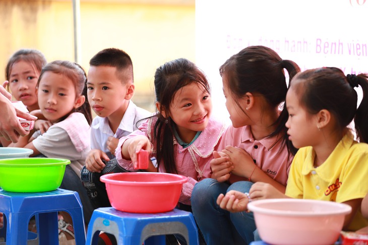 Đoàn thanh niên Bộ Y tế khám bệnh miễn phí và tặng quà cho trẻ em tại Tuyên Quang - Ảnh 17. Đoàn thanh niên Bộ Y tế khám bệnh miễn phí và tặng quà cho trẻ em tại Tuyên Quang - Ảnh 17.