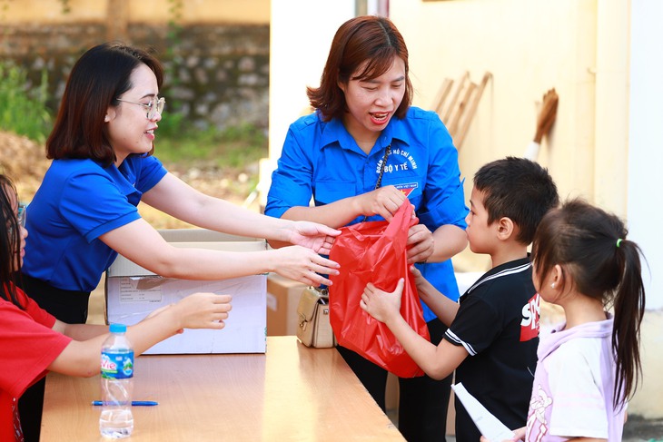 Đoàn thanh niên Bộ Y tế khám bệnh miễn phí và tặng quà cho trẻ em tại Tuyên Quang - Ảnh 14. Đoàn thanh niên Bộ Y tế khám bệnh miễn phí và tặng quà cho trẻ em tại Tuyên Quang - Ảnh 14.