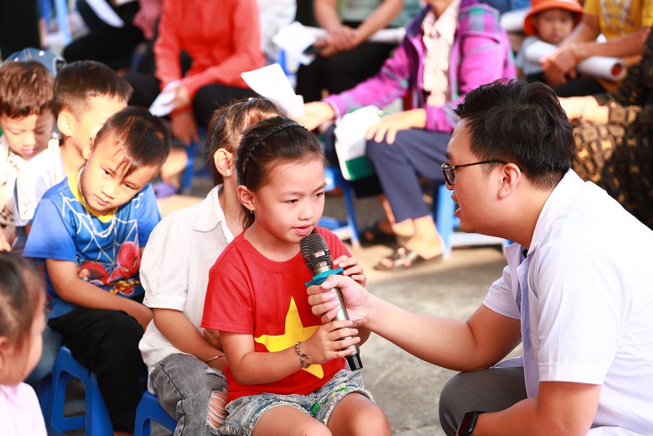 Đoàn thanh niên Bộ Y tế khám bệnh miễn phí và tặng quà cho trẻ em tại Tuyên Quang - Ảnh 16. Đoàn thanh niên Bộ Y tế khám bệnh miễn phí và tặng quà cho trẻ em tại Tuyên Quang - Ảnh 16.