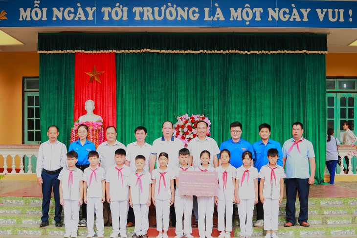 Đoàn thanh niên Bộ Y tế khám bệnh miễn phí và tặng quà cho trẻ em tại Tuyên Quang - Ảnh 2. Đoàn thanh niên Bộ Y tế khám bệnh miễn phí và tặng quà cho trẻ em tại Tuyên Quang - Ảnh 2.