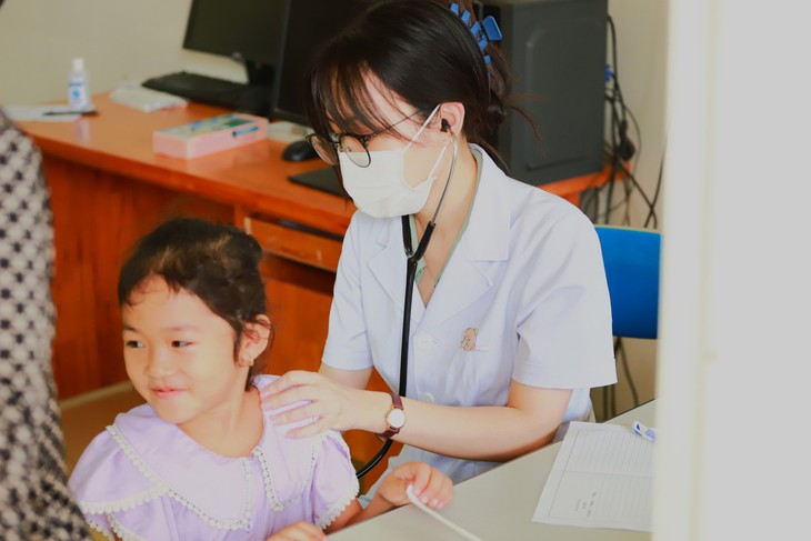 Đoàn thanh niên Bộ Y tế khám bệnh miễn phí và tặng quà cho trẻ em tại Tuyên Quang - Ảnh 11. Đoàn thanh niên Bộ Y tế khám bệnh miễn phí và tặng quà cho trẻ em tại Tuyên Quang - Ảnh 11.