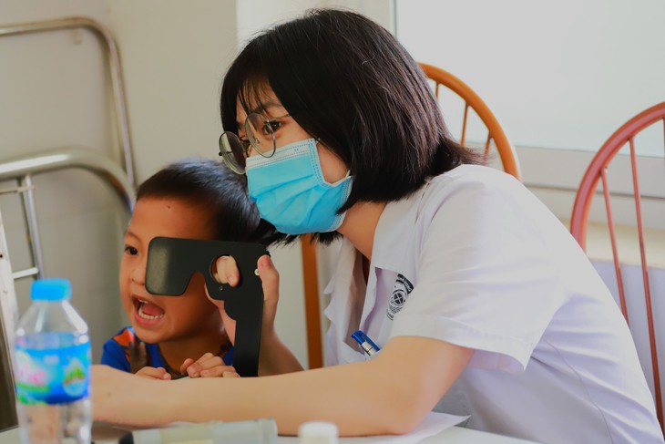 Đoàn thanh niên Bộ Y tế khám bệnh miễn phí và tặng quà cho trẻ em tại Tuyên Quang - Ảnh 12. Đoàn thanh niên Bộ Y tế khám bệnh miễn phí và tặng quà cho trẻ em tại Tuyên Quang - Ảnh 12.