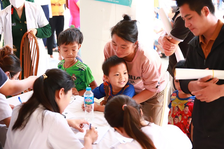 Đoàn thanh niên Bộ Y tế khám bệnh miễn phí và tặng quà cho trẻ em tại Tuyên Quang - Ảnh 8. Đoàn thanh niên Bộ Y tế khám bệnh miễn phí và tặng quà cho trẻ em tại Tuyên Quang - Ảnh 8.