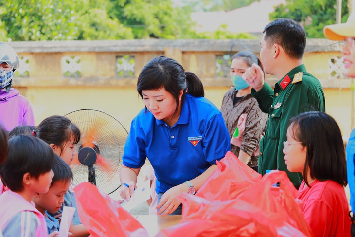 Đoàn thanh niên Bộ Y tế khám bệnh miễn phí và tặng quà cho trẻ em tại Tuyên Quang - Ảnh 3. Đoàn thanh niên Bộ Y tế khám bệnh miễn phí và tặng quà cho trẻ em tại Tuyên Quang - Ảnh 3.