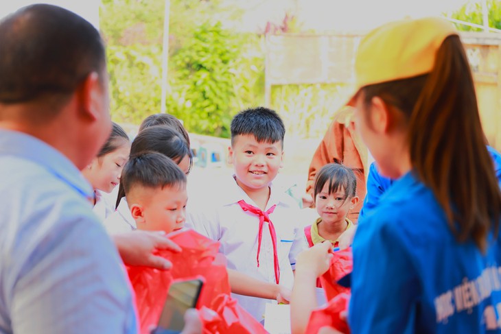 Đoàn thanh niên Bộ Y tế khám bệnh miễn phí và tặng quà cho trẻ em tại Tuyên Quang - Ảnh 15. Đoàn thanh niên Bộ Y tế khám bệnh miễn phí và tặng quà cho trẻ em tại Tuyên Quang - Ảnh 15.