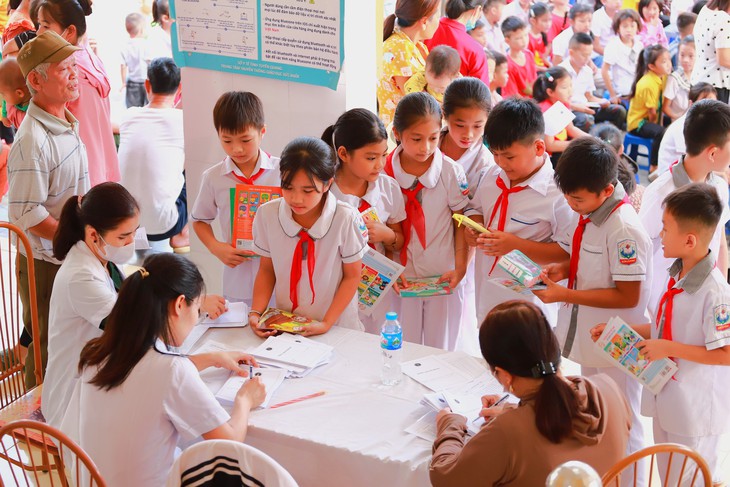 Đoàn thanh niên Bộ Y tế khám bệnh miễn phí và tặng quà cho trẻ em tại Tuyên Quang - Ảnh 7. Đoàn thanh niên Bộ Y tế khám bệnh miễn phí và tặng quà cho trẻ em tại Tuyên Quang - Ảnh 7.