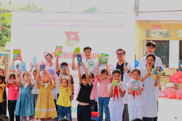 Đoàn thanh niên Bộ Y tế khám bệnh miễn phí và tặng quà cho trẻ em tại Tuyên Quang - Ảnh 19. Đoàn thanh niên Bộ Y tế khám bệnh miễn phí và tặng quà cho trẻ em tại Tuyên Quang - Ảnh 19.