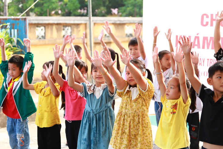 Đoàn thanh niên Bộ Y tế khám bệnh miễn phí và tặng quà cho trẻ em tại Tuyên Quang - Ảnh 5. Đoàn thanh niên Bộ Y tế khám bệnh miễn phí và tặng quà cho trẻ em tại Tuyên Quang - Ảnh 5.