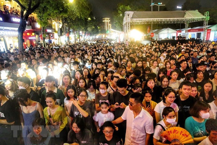 Trả lại không gian văn hóa thanh bình cho Phố đi bộ hồ Hoàn Kiếm - Ảnh 3.