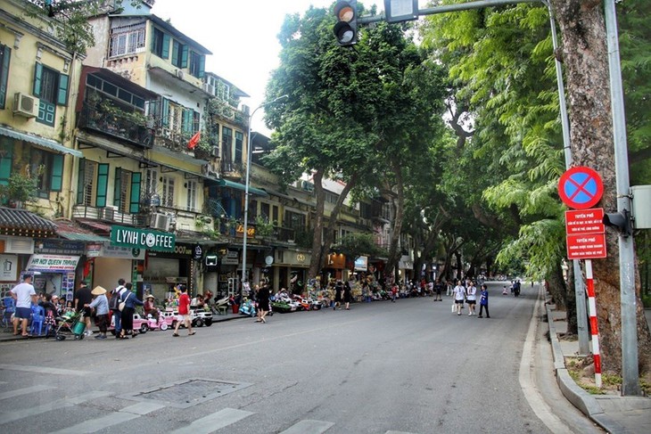 Trả lại không gian văn hóa thanh bình cho Phố đi bộ hồ Hoàn Kiếm - Ảnh 5.
