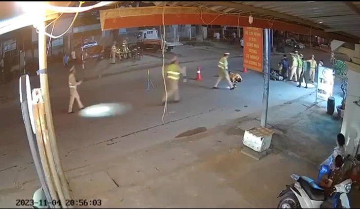 Clip lao xe máy vào tổ CSGT khiến 1 Đại úy bị thương - Ảnh 2. Clip lao xe máy vào tổ CSGT khiến 1 Đại úy bị thương - Ảnh 2.