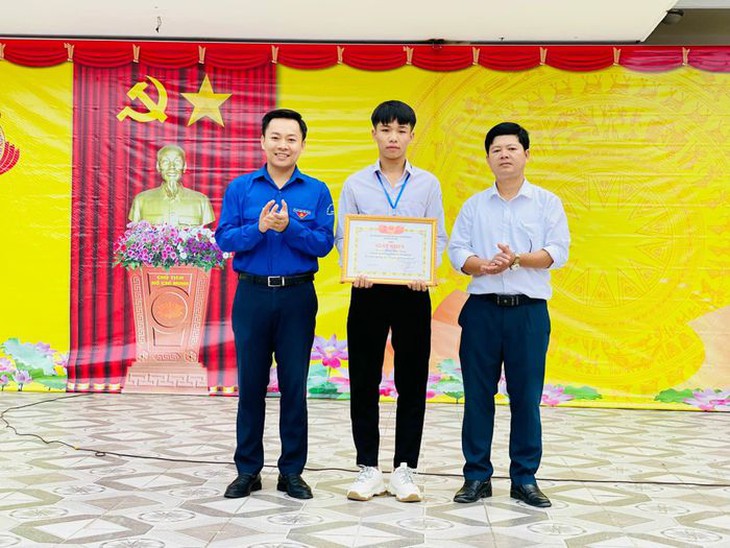 Nam sinh dũng cảm cứu người trong lũ dữ - Ảnh 1.