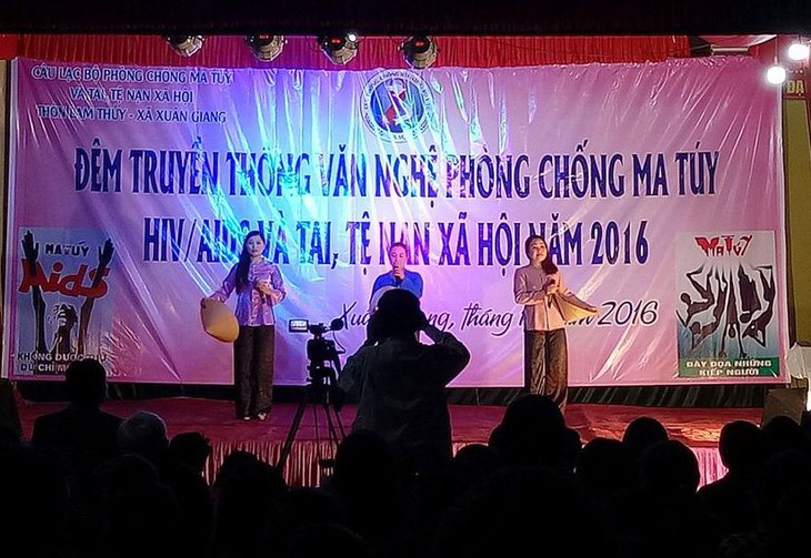 Người cán bộ tận tụy trong công tác phòng chống HIV/AIDS - Ảnh 2.