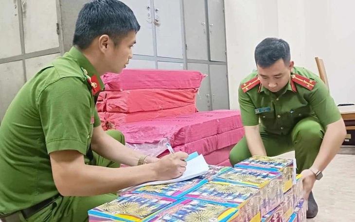 Độ chế xe tải thành 2 khoang chở 4 tạ pháo đi bán kiếm tiền tiêu Tết