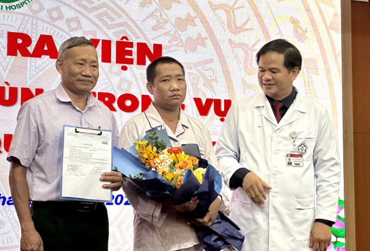 Sau 27 cuộc hội chẩn điều trị bất kể đêm ngày, nạn nhân nặng nhất vụ cháy chung cư mini hồi sinh, xuất viện- Ảnh 1. Sau 27 cuộc hội chẩn điều trị bất kể đêm ngày, nạn nhân nặng nhất vụ cháy chung cư mini hồi sinh, xuất viện- Ảnh 1.