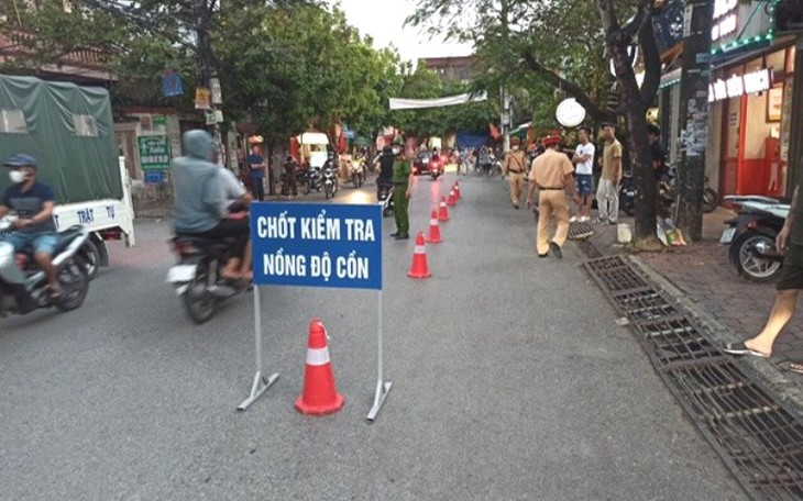 Không chấp hành hiệu lệnh, thanh niên điều khiển xe máy lao thẳng vào lực lượng CSGT - Ảnh 1.