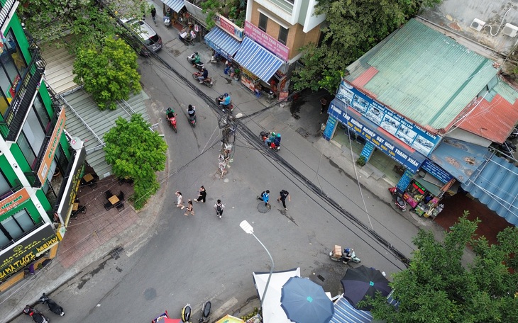 Cột điện trơ khung án ngữ giữa phố, người dân lo sợ "có ngày đổ vào nhà"