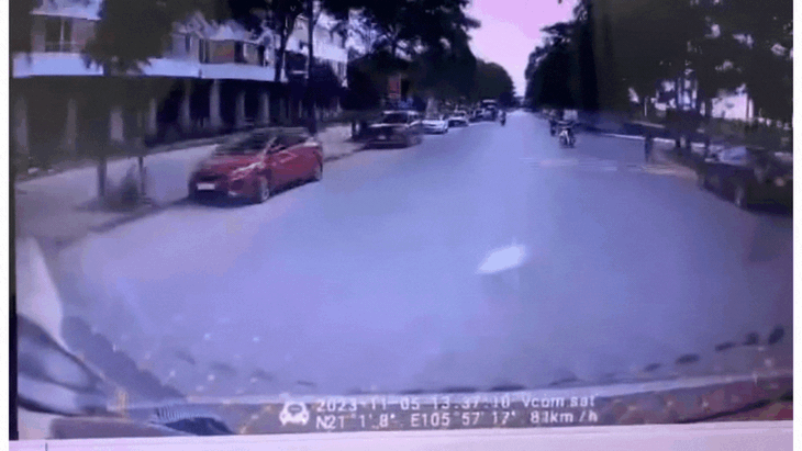[VIDEO] 'Phóng như bay' trong khu đô thị, xe ô tô đâm thương vong 2 người - Ảnh 3.