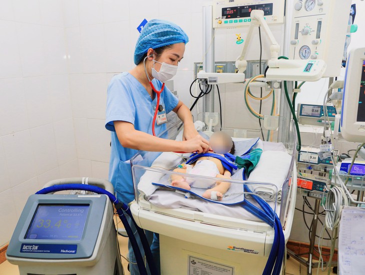 Cứu sống bé sơ sinh suy hô hấp, thiếu máu rất nặng ngay khi chào đời bằng kỹ thuật cho "ngủ đông" - Ảnh 1.