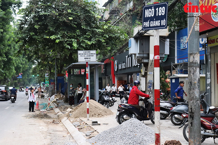 Vỉa hè Hà Nội 'rục rịch' tân trang cuối năm, gây không ít phiền hà cho người dân - Ảnh 1. Vỉa hè Hà Nội 'rục rịch' tân trang cuối năm, gây không ít phiền hà cho người dân - Ảnh 1.