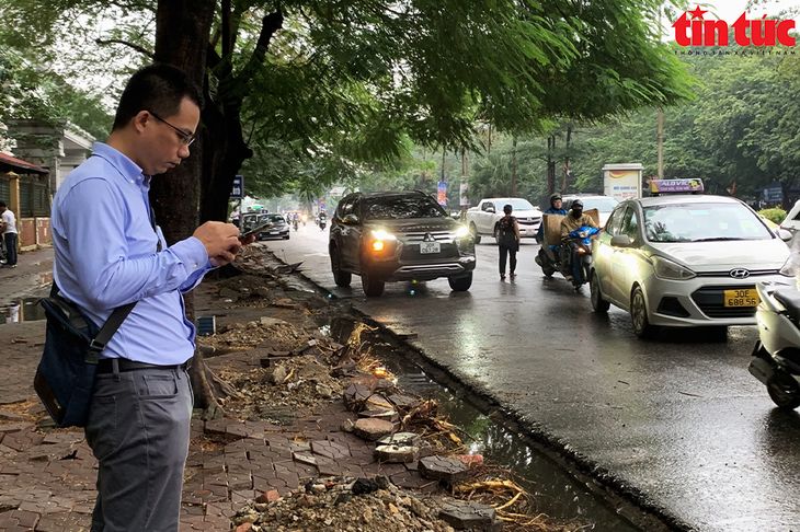 Vỉa hè Hà Nội 'rục rịch' tân trang cuối năm, gây không ít phiền hà cho người dân - Ảnh 11. Vỉa hè Hà Nội 'rục rịch' tân trang cuối năm, gây không ít phiền hà cho người dân - Ảnh 11.