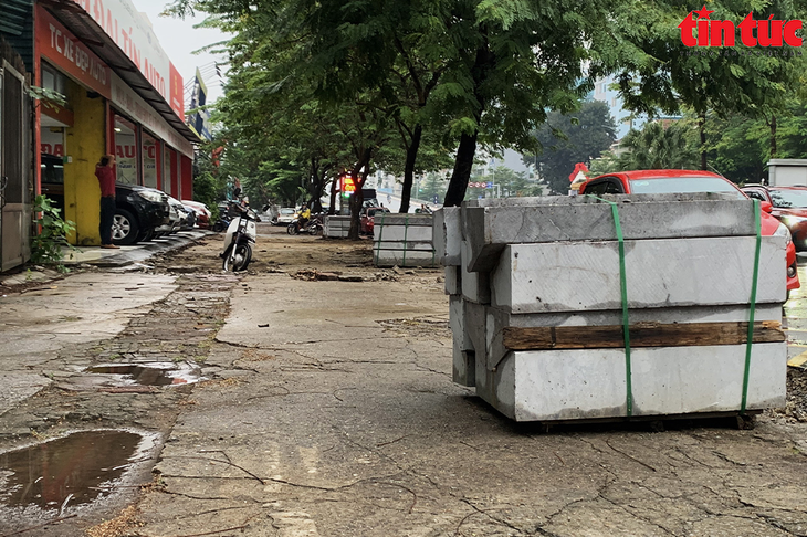 Vỉa hè Hà Nội 'rục rịch' tân trang cuối năm, gây không ít phiền hà cho người dân - Ảnh 12. Vỉa hè Hà Nội 'rục rịch' tân trang cuối năm, gây không ít phiền hà cho người dân - Ảnh 12.