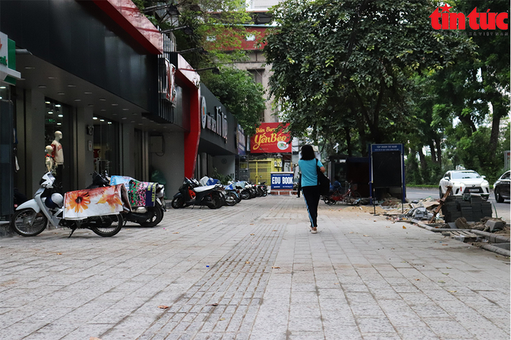 Vỉa hè Hà Nội 'rục rịch' tân trang cuối năm, gây không ít phiền hà cho người dân - Ảnh 2. Vỉa hè Hà Nội 'rục rịch' tân trang cuối năm, gây không ít phiền hà cho người dân - Ảnh 2.