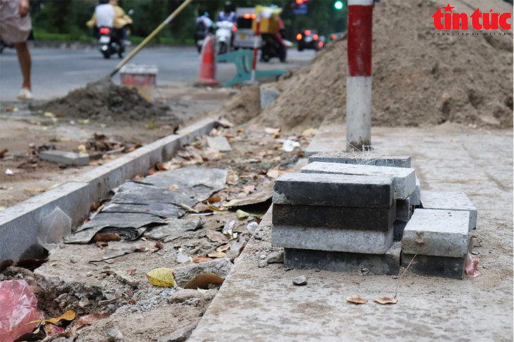Vỉa hè Hà Nội 'rục rịch' tân trang cuối năm, gây không ít phiền hà cho người dân - Ảnh 3. Vỉa hè Hà Nội 'rục rịch' tân trang cuối năm, gây không ít phiền hà cho người dân - Ảnh 3.