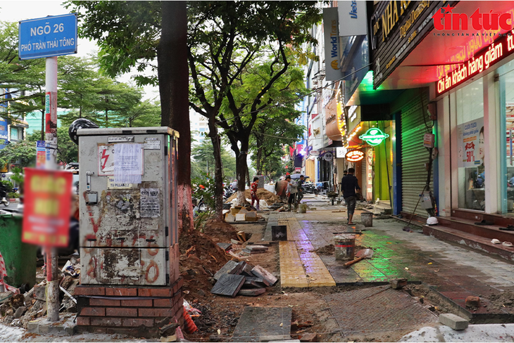 Vỉa hè Hà Nội 'rục rịch' tân trang cuối năm, gây không ít phiền hà cho người dân - Ảnh 6. Vỉa hè Hà Nội 'rục rịch' tân trang cuối năm, gây không ít phiền hà cho người dân - Ảnh 6.