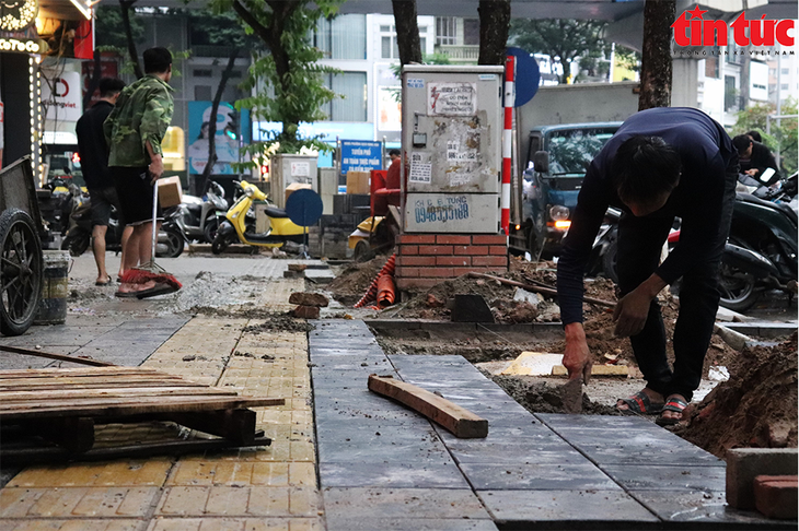 Vỉa hè Hà Nội 'rục rịch' tân trang cuối năm, gây không ít phiền hà cho người dân - Ảnh 7. Vỉa hè Hà Nội 'rục rịch' tân trang cuối năm, gây không ít phiền hà cho người dân - Ảnh 7.