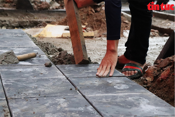 Vỉa hè Hà Nội 'rục rịch' tân trang cuối năm, gây không ít phiền hà cho người dân - Ảnh 8. Vỉa hè Hà Nội 'rục rịch' tân trang cuối năm, gây không ít phiền hà cho người dân - Ảnh 8.
