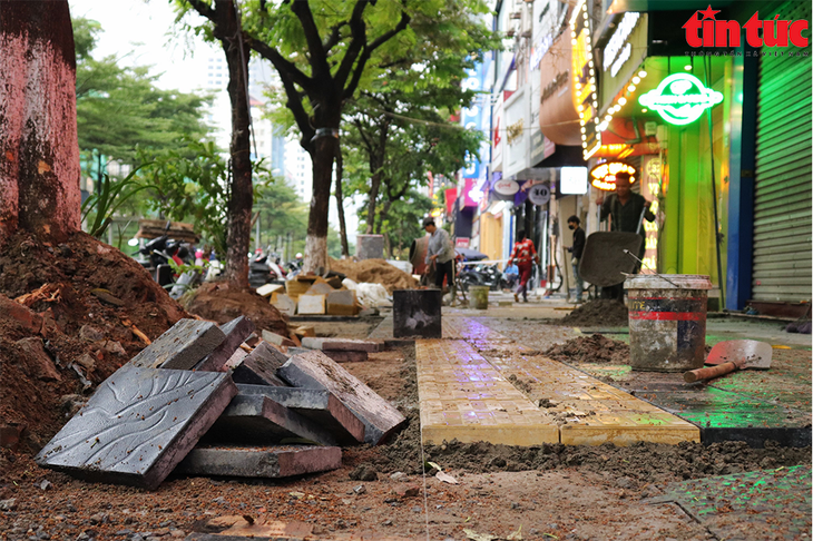 Vỉa hè Hà Nội 'rục rịch' tân trang cuối năm, gây không ít phiền hà cho người dân - Ảnh 9. Vỉa hè Hà Nội 'rục rịch' tân trang cuối năm, gây không ít phiền hà cho người dân - Ảnh 9.