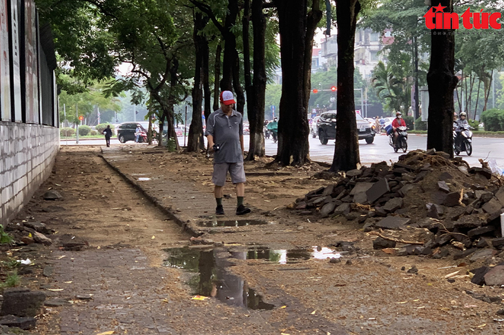 Vỉa hè Hà Nội 'rục rịch' tân trang cuối năm, gây không ít phiền hà cho người dân - Ảnh 10. Vỉa hè Hà Nội 'rục rịch' tân trang cuối năm, gây không ít phiền hà cho người dân - Ảnh 10.