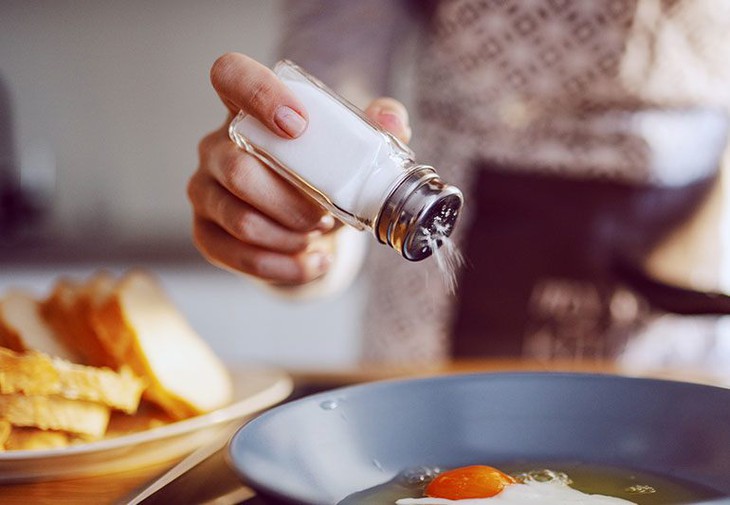 10 loại thực phẩm không nên ăn khi bị tăng huyết áp - Ảnh 2.