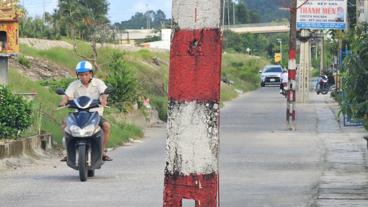 Dãy cột thông tin tín hiệu đường sắt án ngữ giữa đường, nhiều vụ tai nạn xảy ra - Ảnh 1.