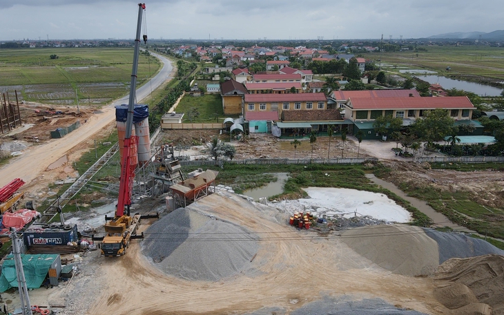 Trạm trộn bê tông "hành" khu dân cư và trường học