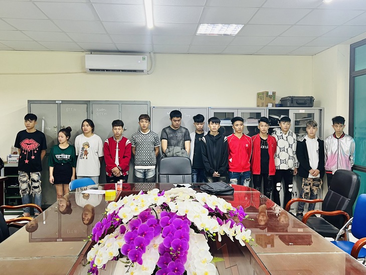 Tạm giữ nhóm thanh thiếu niên dùng dao tự chế tụ tập hỗn chiến - Ảnh 1.
