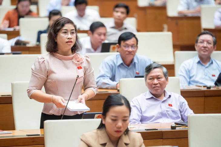 Bộ trưởng Bộ Nội vụ: Sẽ xét thăng hạng cho nhân viên trường học để xếp lương tốt hơn - Ảnh 3. Bộ trưởng Bộ Nội vụ: Sẽ xét thăng hạng cho nhân viên trường học để xếp lương tốt hơn - Ảnh 3.