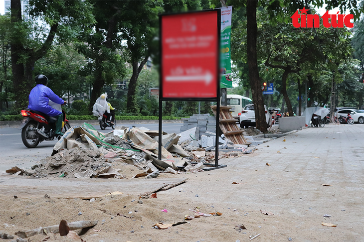 Vỉa hè Hà Nội 'rục rịch' tân trang cuối năm, gây không ít phiền hà cho người dân - Ảnh 4. Vỉa hè Hà Nội 'rục rịch' tân trang cuối năm, gây không ít phiền hà cho người dân - Ảnh 4.