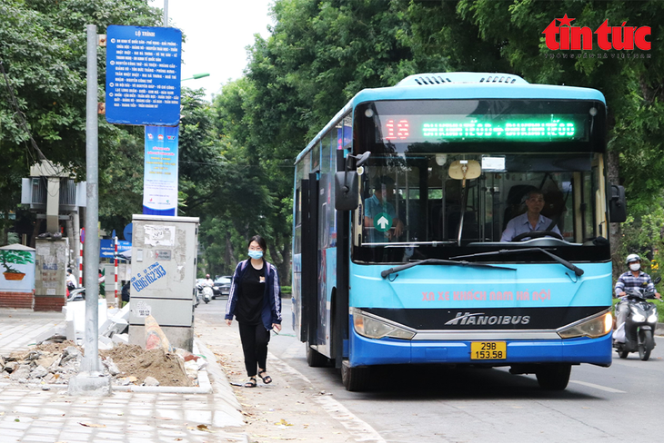 Vỉa hè Hà Nội 'rục rịch' tân trang cuối năm, gây không ít phiền hà cho người dân - Ảnh 5. Vỉa hè Hà Nội 'rục rịch' tân trang cuối năm, gây không ít phiền hà cho người dân - Ảnh 5.