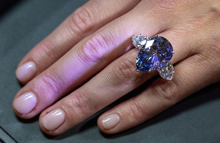 Đấu giá viên kim cương xanh quý hiếm Bleu Royal nặng 17,61 carat - Ảnh 1. Đấu giá viên kim cương xanh quý hiếm Bleu Royal nặng 17,61 carat - Ảnh 1.
