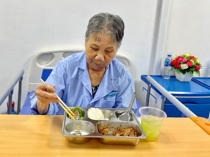Mổ đục thủy tinh thể để có mắt sáng đón con chào đời! - Ảnh 3.