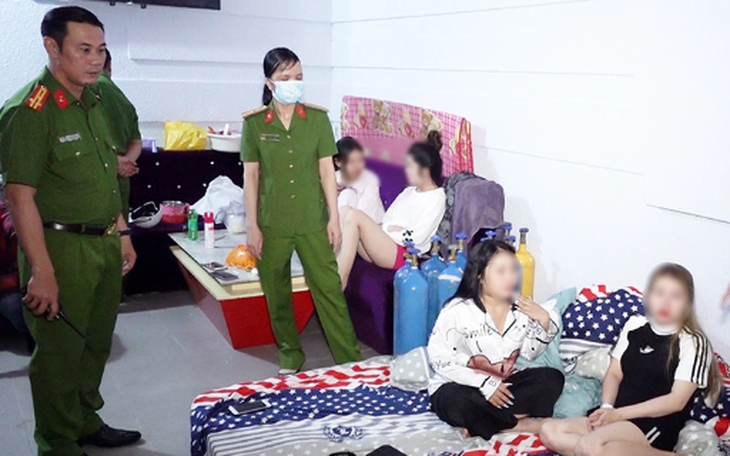 Bắt quả tang 6 nam nữ bay lắc lúc nửa đêm trong phòng trọ