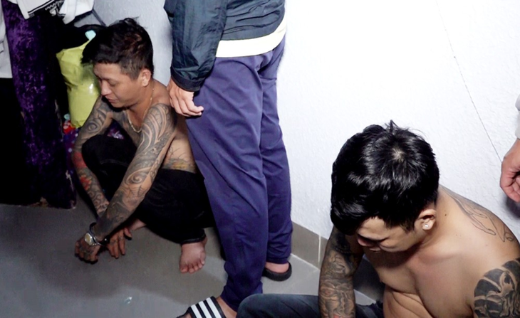 Bắt quả tang 6 nam nữ bay lắc lúc nửa đêm trong phòng trọ - Ảnh 2.