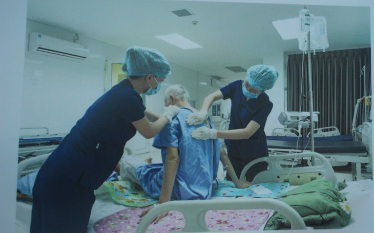 Mỗi điều dưỡng như một người thân ‘đặc biệt’ của bệnh nhân - Ảnh 9. Mỗi điều dưỡng như một người thân ‘đặc biệt’ của bệnh nhân - Ảnh 9.