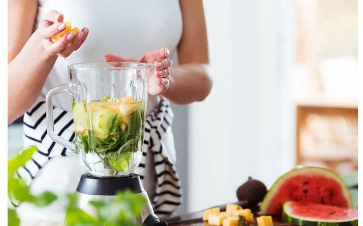 Bất cẩn khi sử dụng máy xay sinh tố, cô gái bị đứt gân tay nhiều đoạn